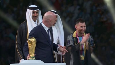 ليونيل ميسي يتسلم كأس العالم بالرداء الخليجي (صور)