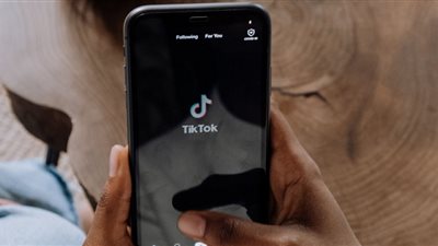 خوارزمية تيك توك تعزز اضطرابات الأكل وإيذاء الذات