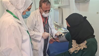 الكشف على ١٣٦٤ مواطنًا مجانًا في قافلة طبية بغرب النوبارية