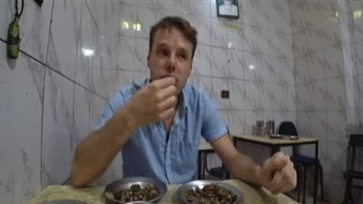 سائح فرنسي يشيد بكرم صاحب مطعم بالأقصر(شاهد)