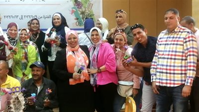 بلمسات ذهبية .. تدوير الخامات البيئية لعمل فني مبهر في المركزية لإعداد القادة