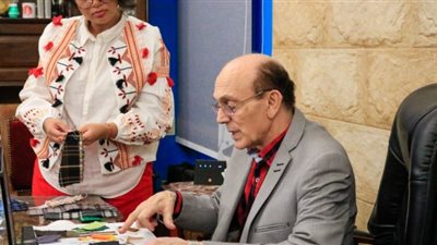 جلسة عمل تجمع محمد صبحي ومصممة أزياء 