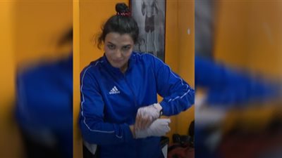 المُلاكمة الإيرانية المنفية تخرج عن صمتها بعد مقتل مهسا.. فيديو