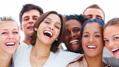 الضاحكون ناجحون وأقوى نفسيًا ومناعيًا.. العالم يرفع القبعة للمبتسمين