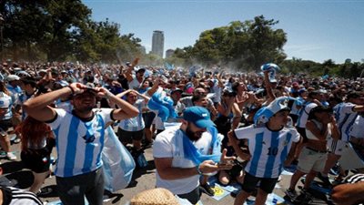 جماهير الأرجنتين تواصل احتفالاتها الجنونية بالتتويج بكأس العالم (شاهد)