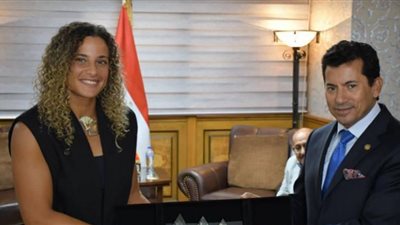 وزير الرياضة يكرم ميار شريف​ «صور»