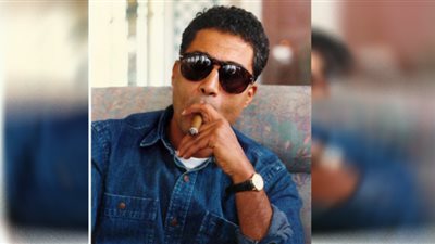 كاتب شهير يفضح أسرار صادمة عن أحمد زكي وأمه للمرة الأولى| شقيقته ترد (فيديو)