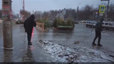 شوارع روسيا حلبات تزلج بثلج الصقيع.. شاهد