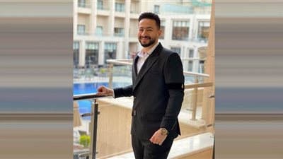 حماده هلال فى أحدث ظهور.. قميص أبيض ونظارة شمس (صوره)