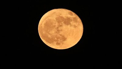 القمر يكتمل الليلة بدرا في سماء مصر