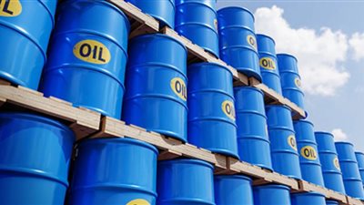 أسعار النفط تبدأ الأسبوع على ارتفاع