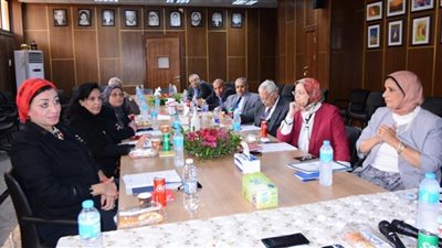 نائب رئيس جامعة أسيوط تترأس اجتماع لجنة المختبرات والأجهزة العلمية بالمستشفى الرئيسي