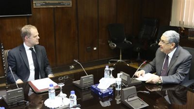 وزير الكهرباء يستقبل سفير بريطانيا بالقاهرة والوفد المرافق له لبحث سبل التعاون