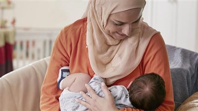 جسيمات بلاستيكية في حليب الأمهات تثير قلق العلماء