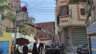 تركيب وصيانة كشافات الإنارة بحي شرق المنصورة