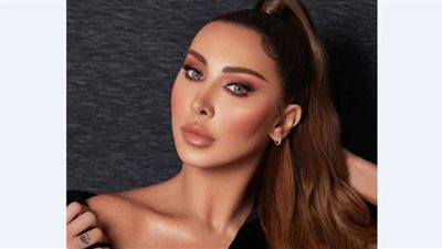 جويل مردينيان تهوس متابعيها بفستان أبيض وحقيبة كأحمر الشفاه