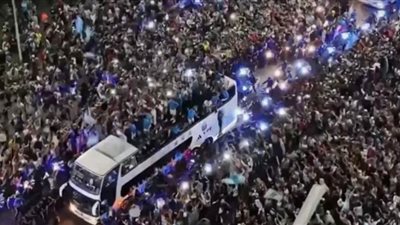موكب المنتخب الأرجنتيني يجول في البلاد احتفالًا بكأس العالم| شاهد