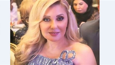 نادية الجندي ببطن مكشوف وحركات استعراضية على الشاطيء| صور