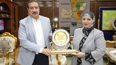 صور.. عميد حقوق السادات تهدى محافظ المنوفية درع مؤتمرها العلمى تقديرا لدعمه الكامل