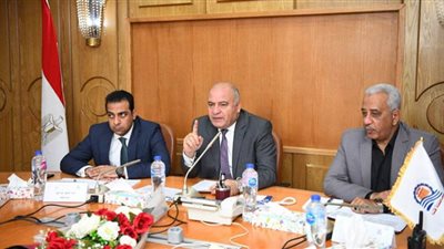 محافظ قنا يُحذر التجار من احتكار السلع الغذائية