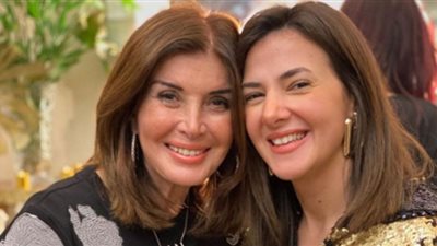 ميرفت أمين مع دنيا سمير غانم فى كواليس 