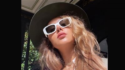 ياسمين رئيس.. إطلالة ساحرة بنظارة شمس وإكسسوارات ذهبية