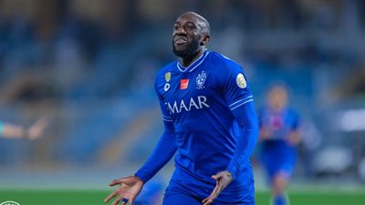 الهلال السعودي يتقدم على الشباب فى الشوط الاول