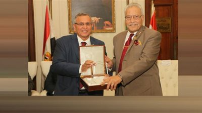 رئيس الوفد يكرم المشاركين في احتفالات الذكرى الـ 49 لانتصارات أكتوبر المجيدة