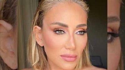 ريهام سعيد تستعرض أنوثتها بفستان أسود مُجسم