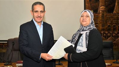 محافظ الغربية يوقع ويسلم 145 عقدًا لتقنين التعديات على الأراضى الزراعية