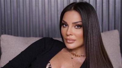 نادين نسيب نجيم تستعرض قوامها الممشوق بالذهبي اللامع