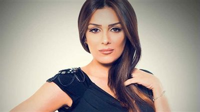 إنجي المقدم تهوس جمهورها بهوت شورت وتوب مُجسم في بالي