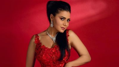 رانيا يوسف تشعل صدى الملاعب بفستان مجسم وقوام ممشوق (شاهد)