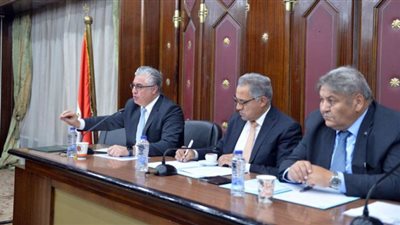 رئيس اقتصادية قناة السويس يستعرض تجهيز منطقة أبو خليفة