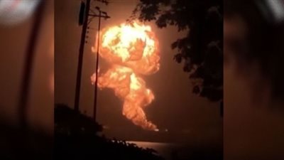 انفجارات مدوية في منشأة تخزين وقود.. شاهد