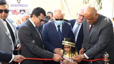 وزير الشباب ومحافظ القاهرة يفتتحان حمام سباحة نصف أوليمبي بالمعادي.. صور