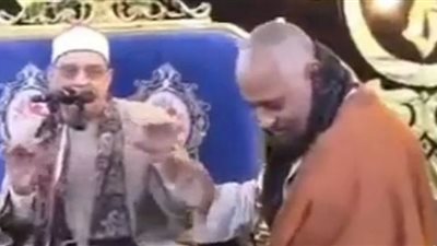القارئ الراقص يثير غضب المواطنين أثناء التلاوة والنقابة تتدخل