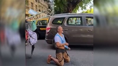 مشرد أجهش بالبكاء بسبب قميص الأرجنتين (شاهد)