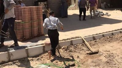 متابعة أعمال تركيب الإنترلوك بشوارع مدينة سنورس بالفيوم