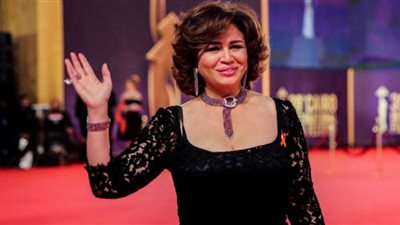 إلهام شاهين تستعرض أنوثتها وأناقتها.. أنا بعشق البحر (فيديو)