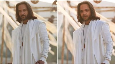 بهاء سلطان يرد على تعليق محمد هنيدي على صورته بالزي الأبيض