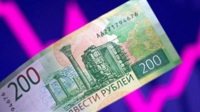 الروبل يسجل أدنى مستوى مقابل الدولار منذ مايو