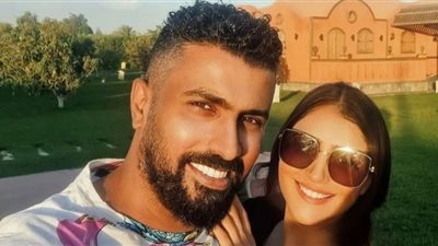 قبلة على الخد.. مي عمر وزوجها يشعلان 