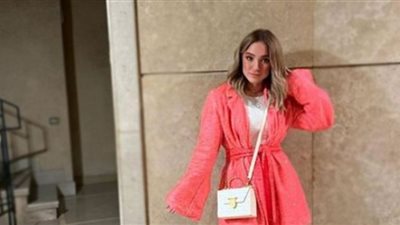 رنا رئيس تمزج الأناقة بالجمال