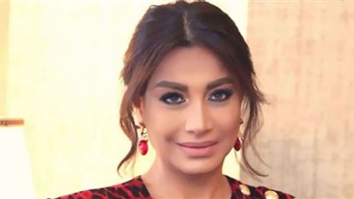 ملابس بسمة وهبة تغضب الجمهور.. ومتابع: شبه مايكل جاكسون