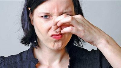 رائحة الجسم الكريهة علامة على الإصابة بـ 4 أمراض مُميتة.. طبيبة تحذر