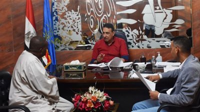 سكرتير عام أسوان بيستمع لمطالب 23 مواطن فى اللقاء الجماهيرى