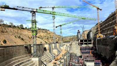 الملء الأول لخزان مياه مشروع سد 