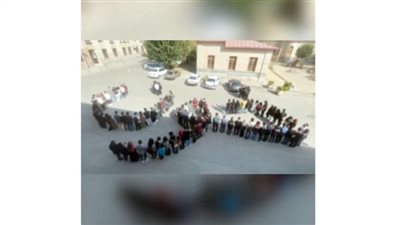 طلاب جامعة إيرانية يشكلون بأجسادهم كلمة دم احتجاجًا على قمع النظام (شاهد)