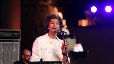 محمد محسن يُعيد زمن الفن الجميل في المهرجان الصيفي بالإسكندرية.. صور